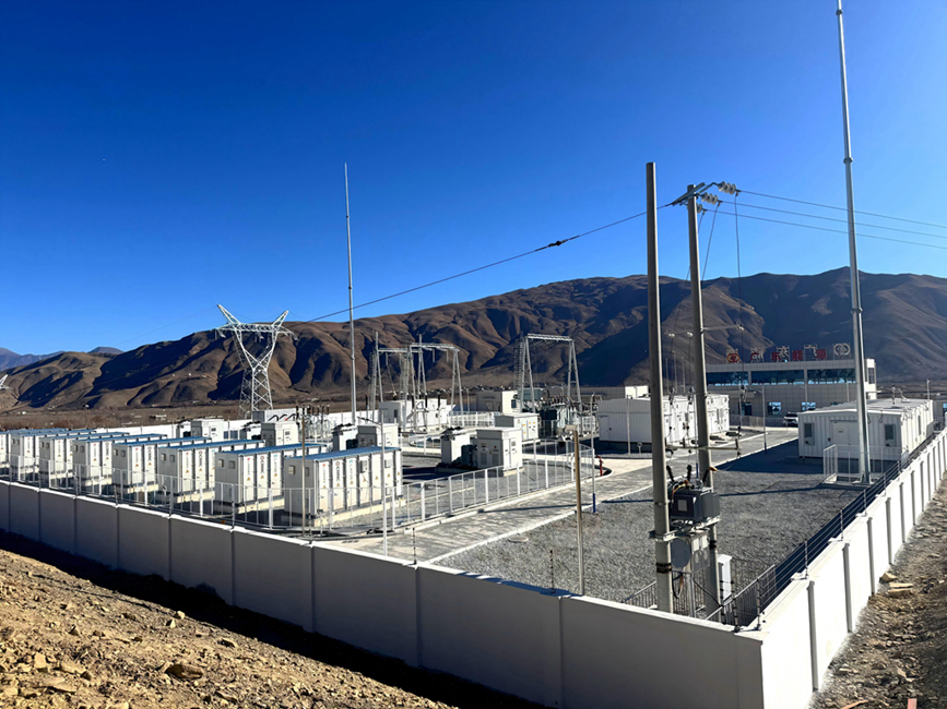 西藏自治区山南市扎囊县扎其乡罗堆村50兆瓦光伏治沙示范项目现场，电网设施有序运行，绿电由此输送四方。人民网记者 吴雨仁摄