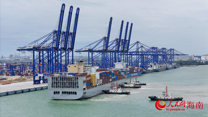 洋浦国际集装箱码头,集装箱货轮正在进港。人民网记者符武平摄