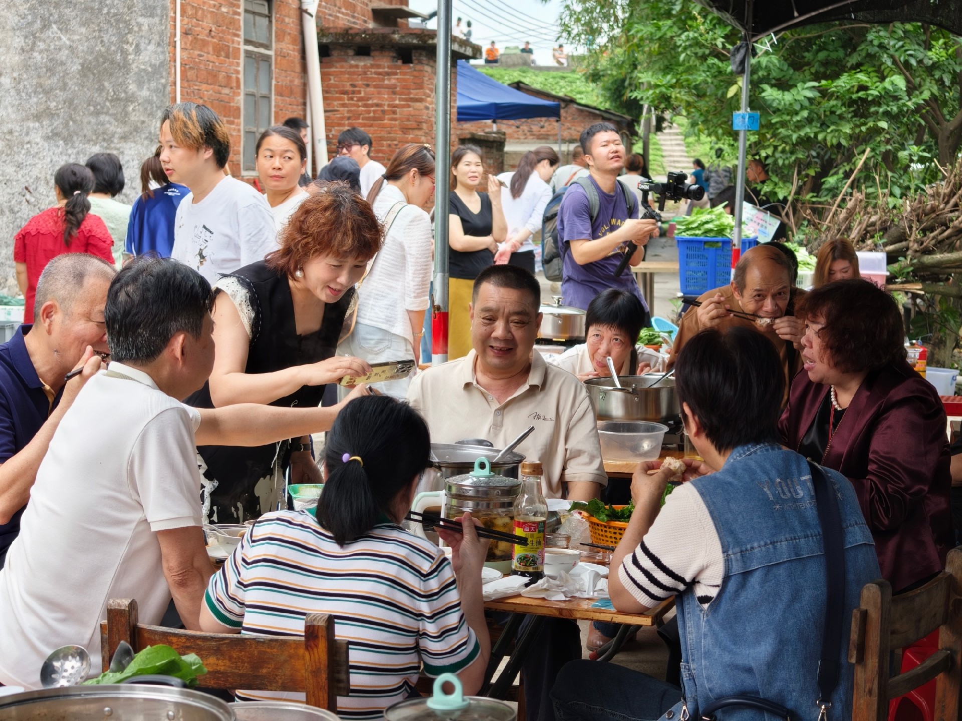 图为莫氏鸡煲店,游客相聚一堂,品尝美味。人民网记者 王雅蝶摄