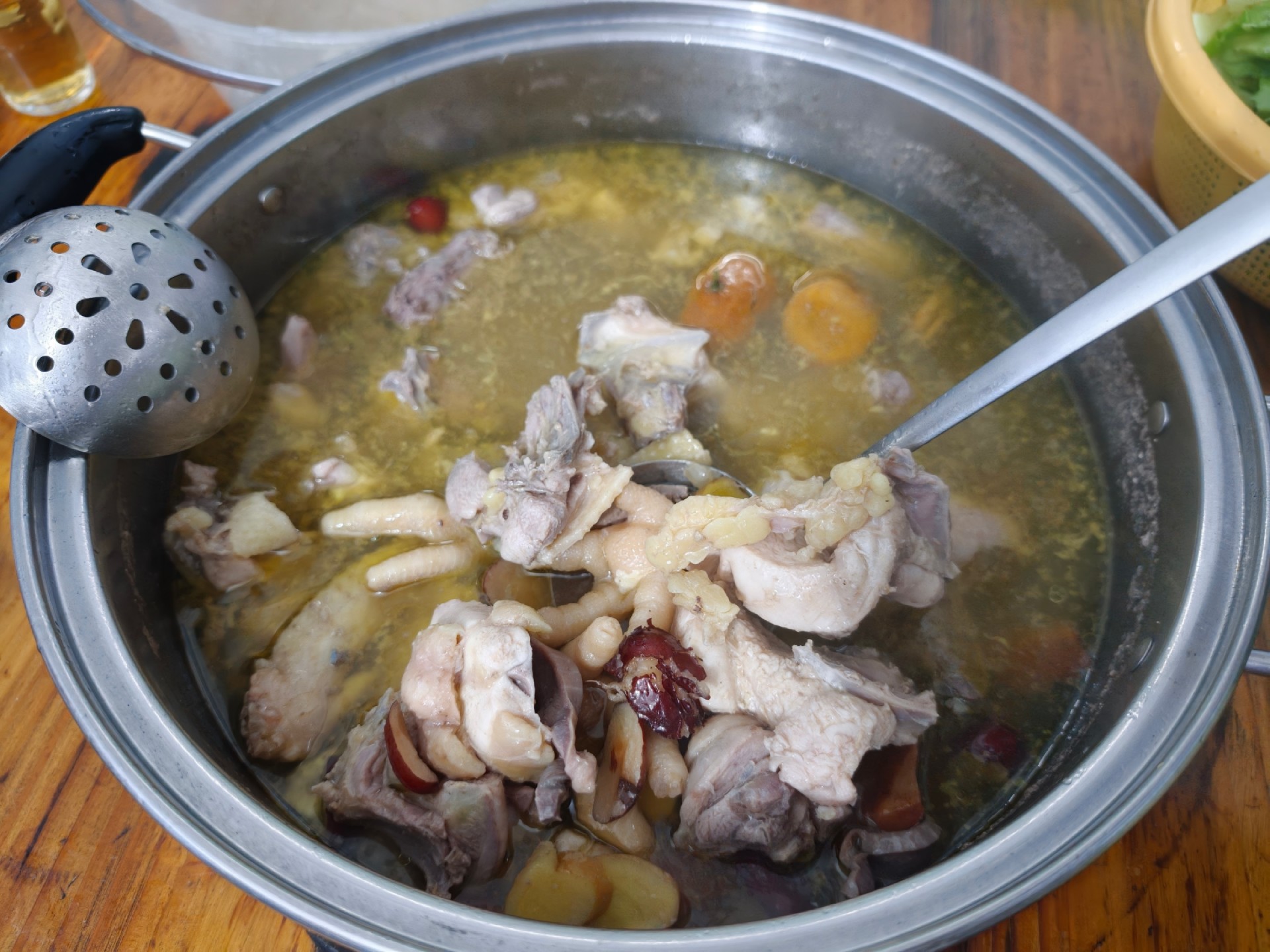 图为鲜香美味的莫氏鸡煲,主打“土鸡+药膳”。人民网记者 王雅蝶摄