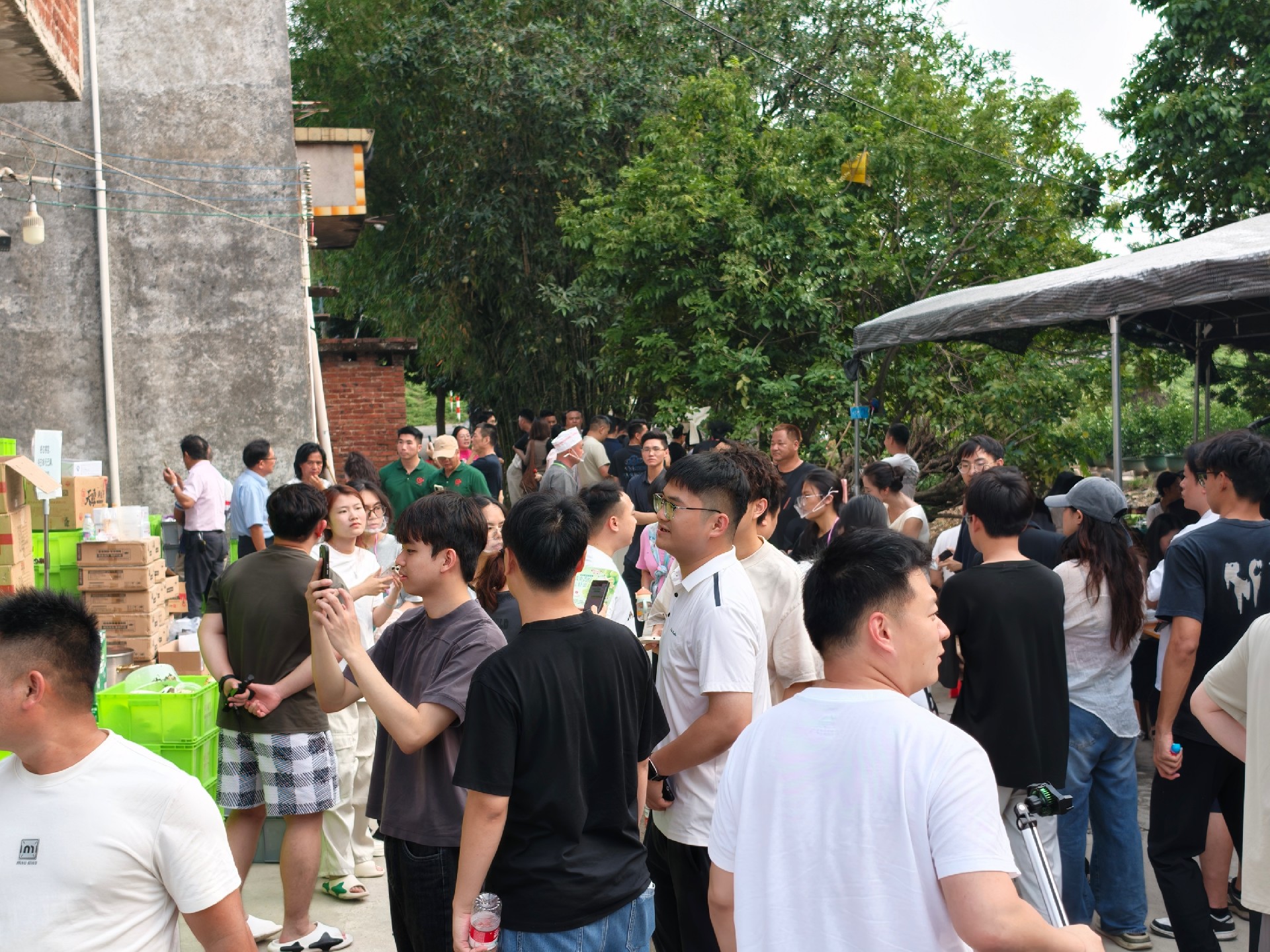 图为莫氏鸡煲小院,游客们排队打卡。人民网记者 王雅蝶摄