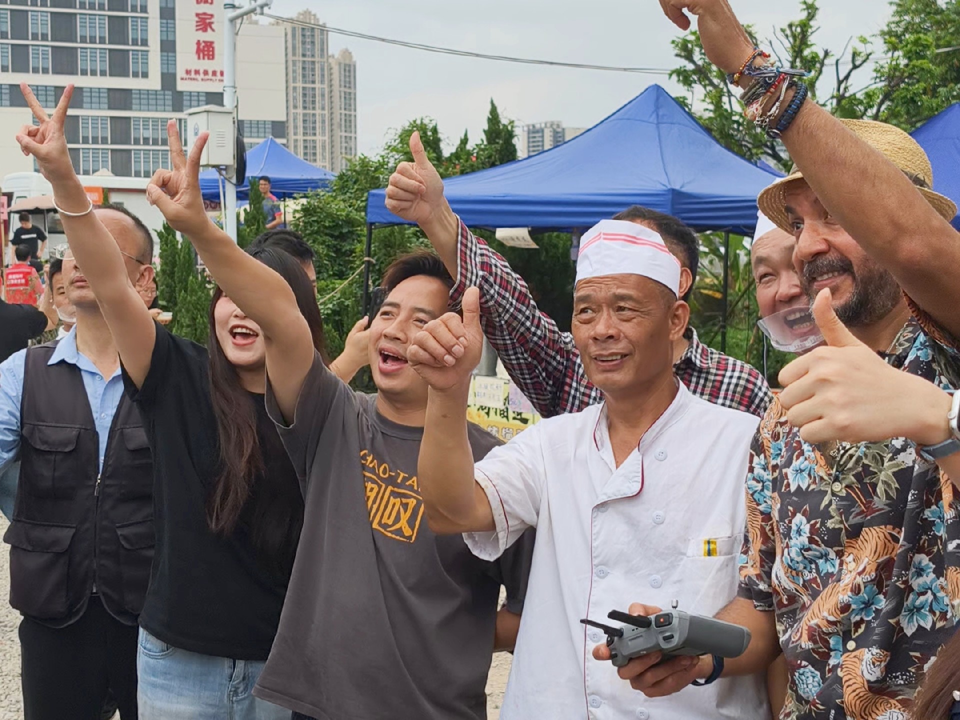 图为莫氏鸡煲小院,莫叔(右三)与海内外游客合影留念。人民网记者 王雅蝶摄