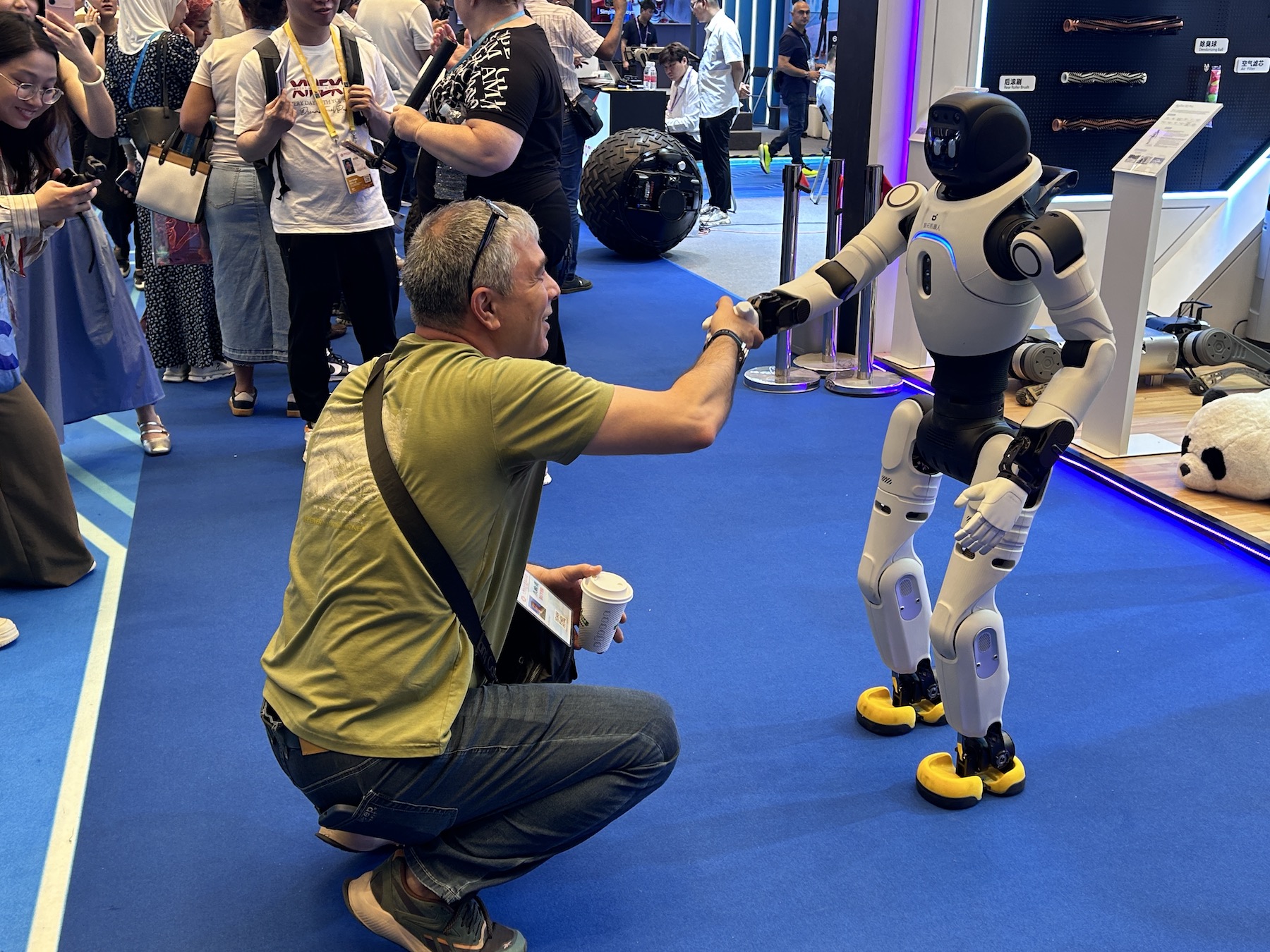 广交会现场，海外采购商与机器人互动，感受科技魅力。实习生 兰航宇摄
