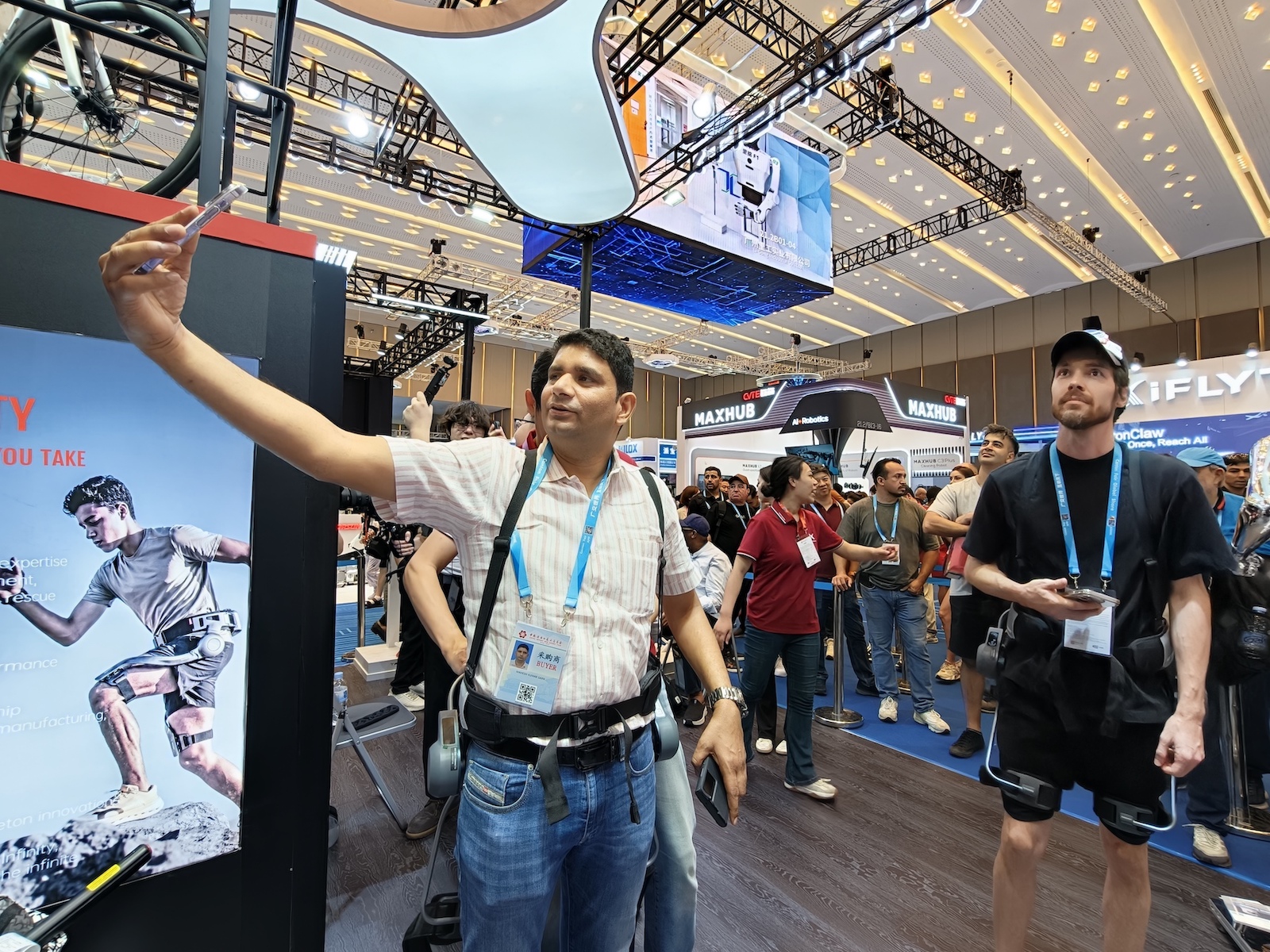 广交会现场，海外采购商排队体验智能穿戴产品。人民网记者 王雅蝶摄