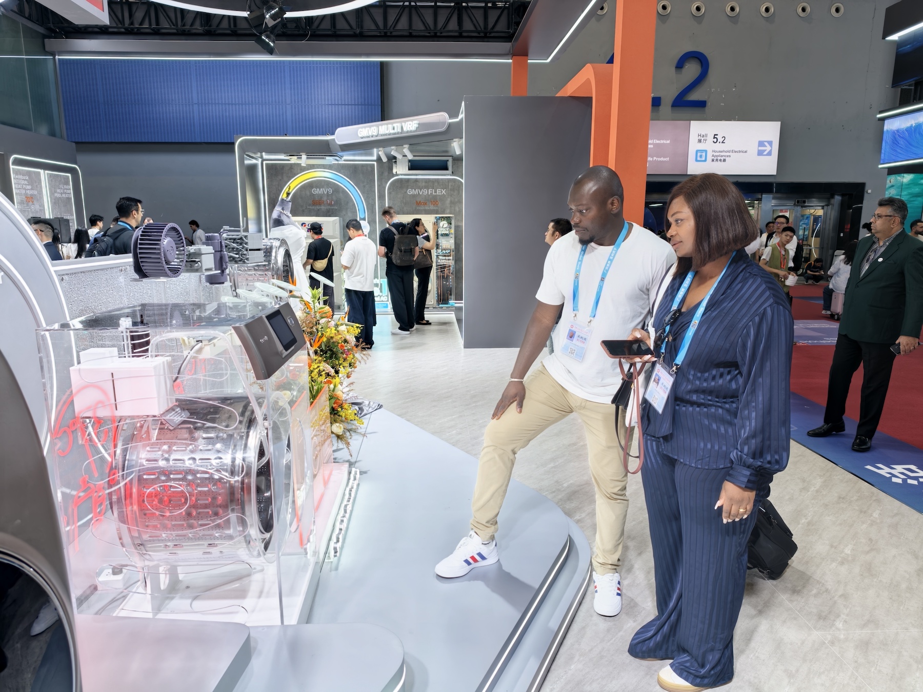 广交会现场，来自法国的采购商了解智能家电产品。人民网记者 王雅蝶摄