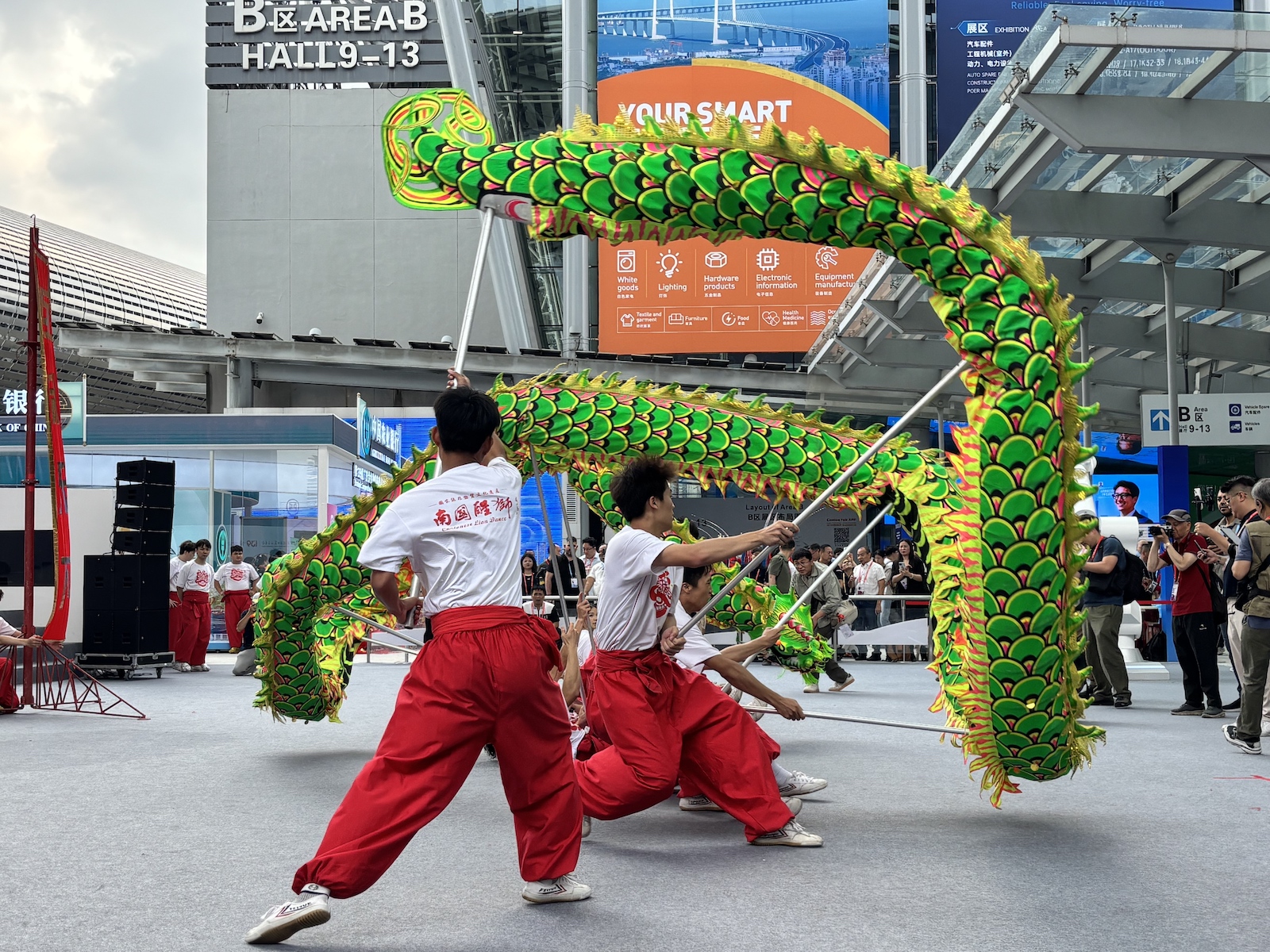 广交会现场，富有岭南特色的开幕表演。实习生 冯媛摄