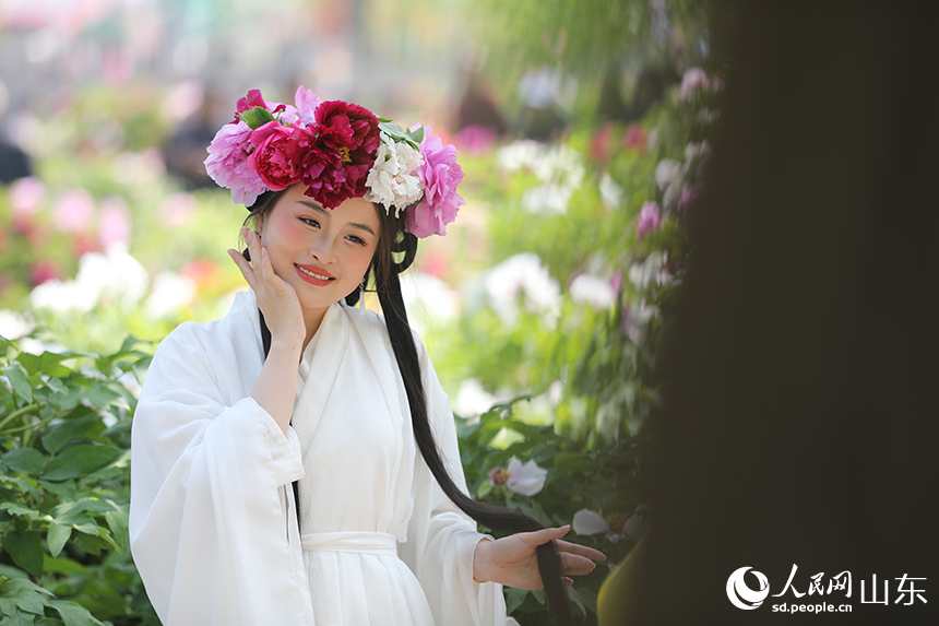 游客身着古装，在花海中体验“穿越千年”的诗意。人民网记者 宋翠摄