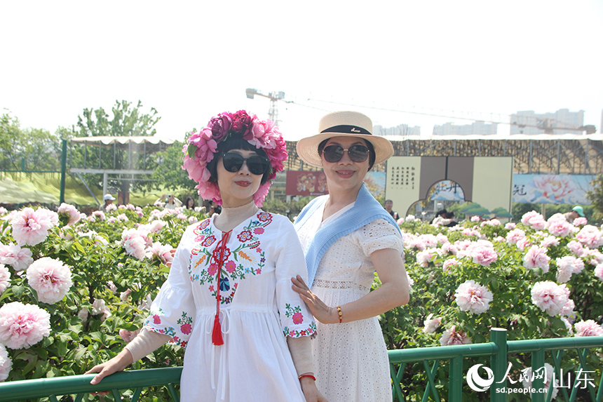 在菏泽市曹州牡丹园内，游客纷纷拍照留念。人民网记者 宋翠摄