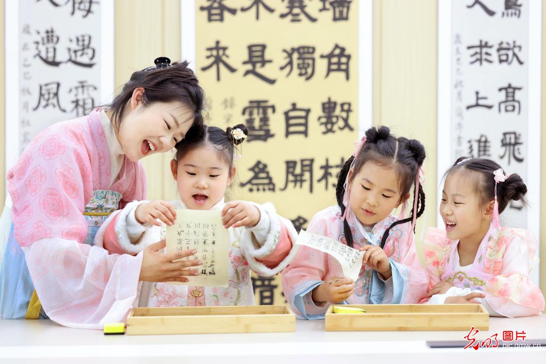 春日诵古诗 书香润童心