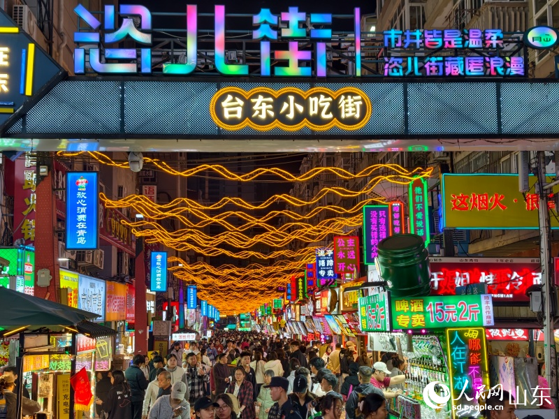 台东夜市核心活力区“恣儿街”人气爆棚。人民网记者 刘颖婕摄