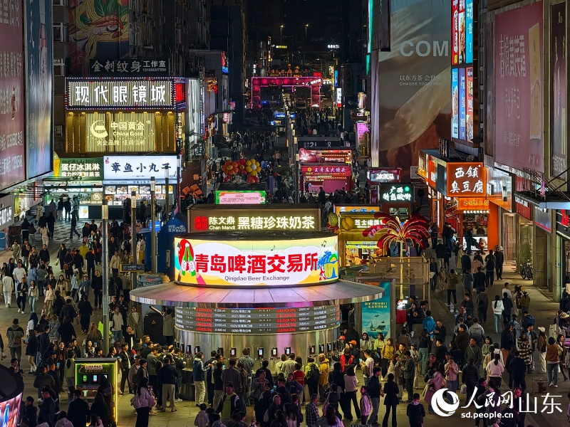 台东夜市灯火璀璨，人流如织。人民网记者 刘颖婕摄