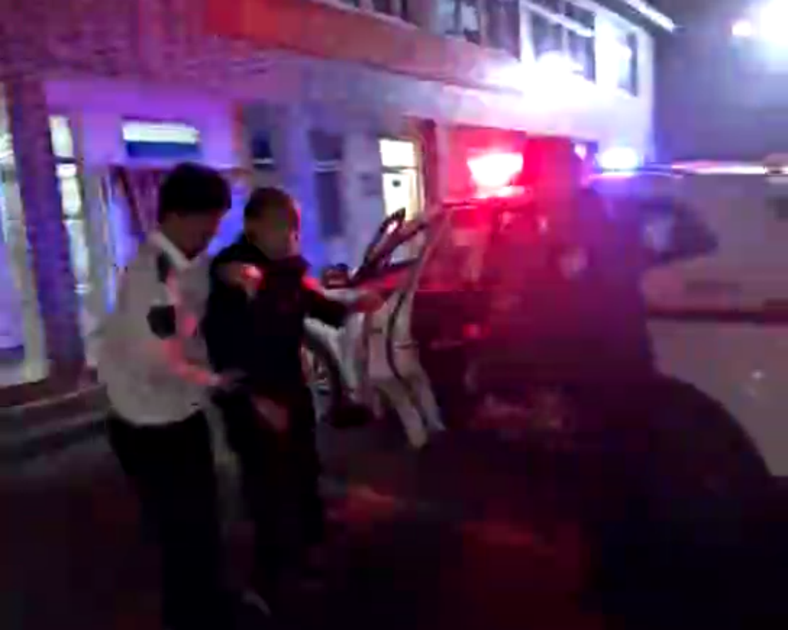 交警带走老人[00_00_47][20260512-191337]_副本.png