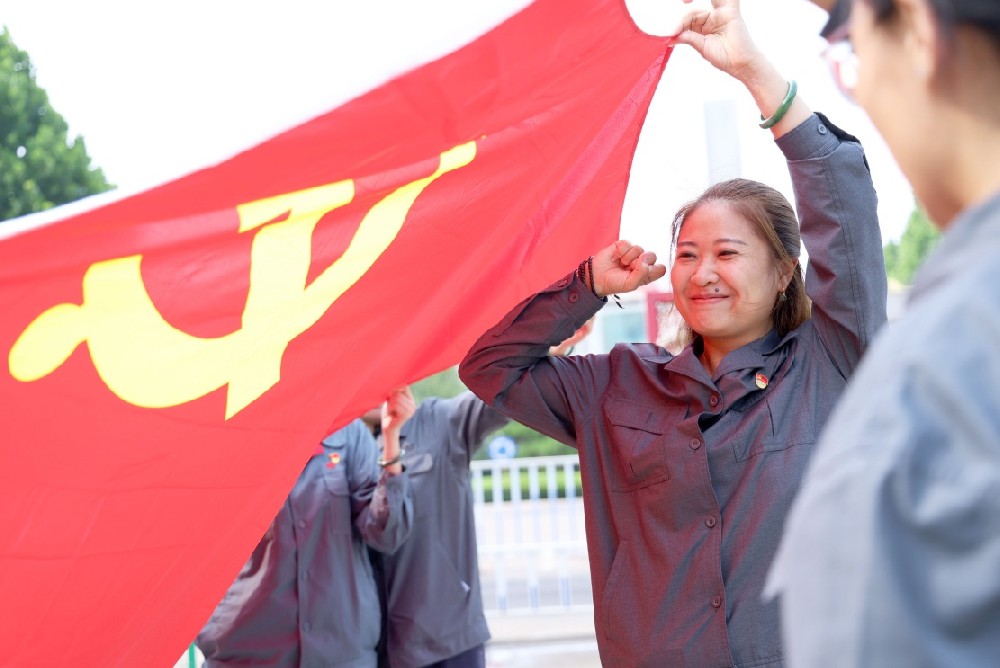 山钢股份型钢厂党员定格“我与党旗合个影”