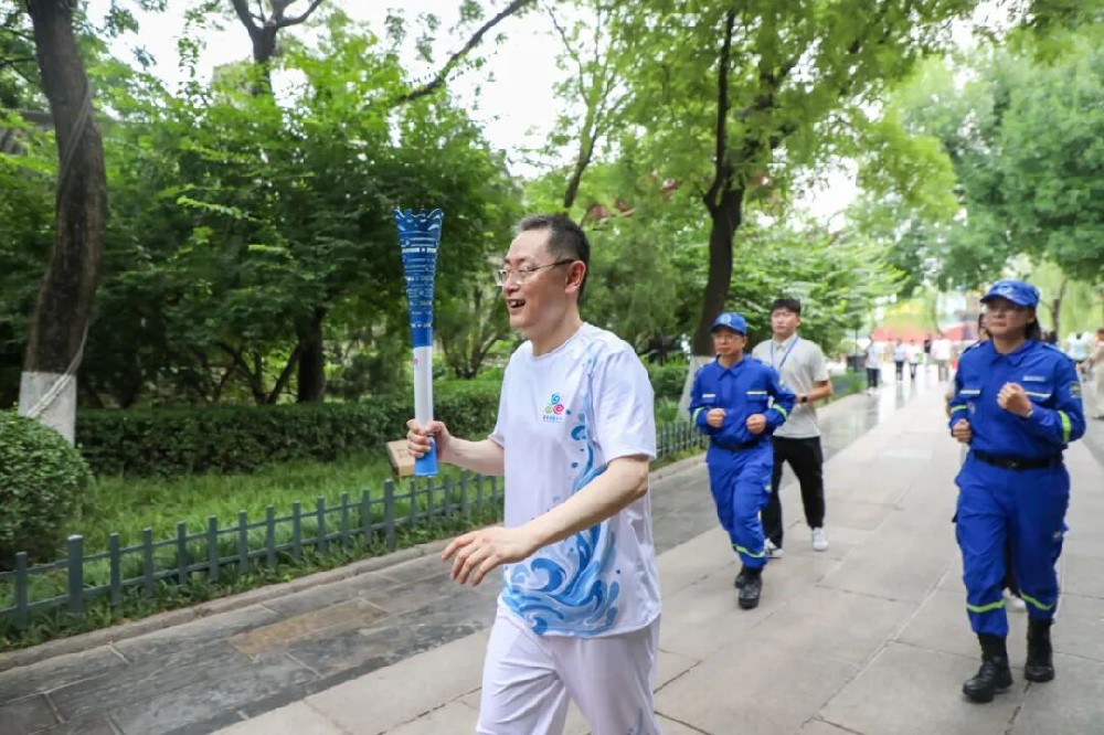 济钢集团党委书记、董事长刘仕君参加2026济南国际泉水节“泉炬”传递活动